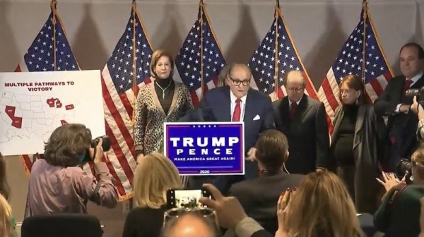 2020年11月19日，川普总统的律师团队召开新闻发布会，左一是大律师西德尼・鲍威尔（Sidney Powell），左二是大律师鲁迪．朱利安尼（Rudy Giuliani）。（图片来源：私人推特图片）