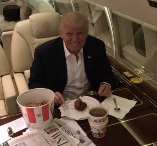 川普總統在吃炸雞