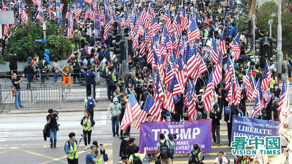 图为反送中运动期间，有港人携美国旗游行力撑美国总统川普当选。（图片来源：庞大卫/看中国）