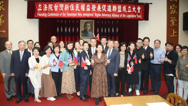 立法院台湾新住民权益发展促进联盟举办成立大会，立法院副院长蔡其昌（右10）担任荣誉会长，本身为新住民的民进党立委罗美玲（右12）担任会长。