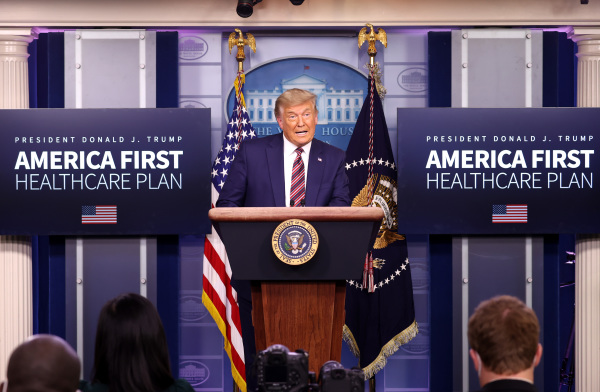 2020年11月20日，川普总统在白宫新闻会上宣布对医药行业的新规定，以降低药价，让美国纳税人和患者受益。（图片来源：Tasos Katopodis/Getty Images）