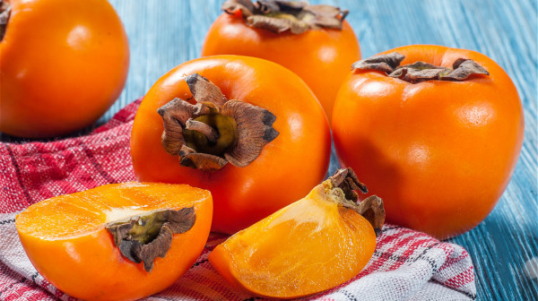 柿子含丰富维生素C，有生津润肺、清热化痰、等功效。