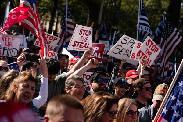 圖為2020年11月21日，川普總統支持者在喬治亞州首府亞特蘭大市的州議會大廈外舉行「停止竊選」（Stop the Steal）集會，抗議大選舞弊。