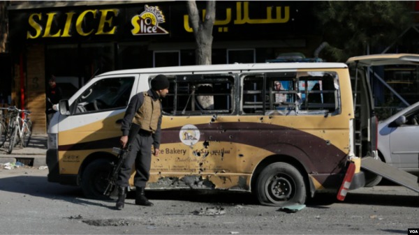 2020年11月21日，一名阿富汗安全官員檢查在喀布爾火箭彈襲擊嚴重損壞的汽車。