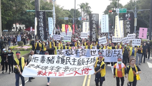 工运指标活动“秋斗”22日下午登场，游行队伍分为表达“反毒猪、反双标、反党国”诉求的三大队，队伍在凯道集结后出发。