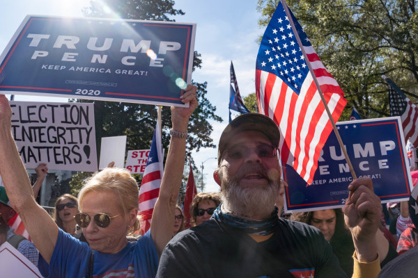 圖為2020年11月21日，川普總統的支持者在亞特蘭大市的喬治亞州政府外集會，要求制止竊選。（圖片來源：Megan Varner/Getty Images）