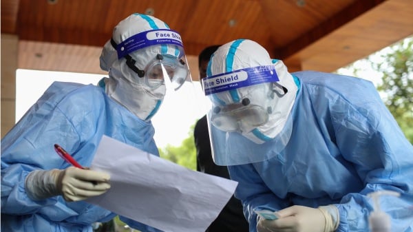 去年9月15日醫務人員在瑞麗市進行防疫工作。