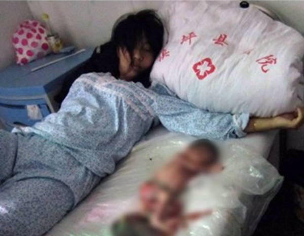 2016年6月份，陝西鎮坪縣懷孕7個多月的孕婦因交不起4萬元計生罰款，被強制墮胎（圖片來源：推特）