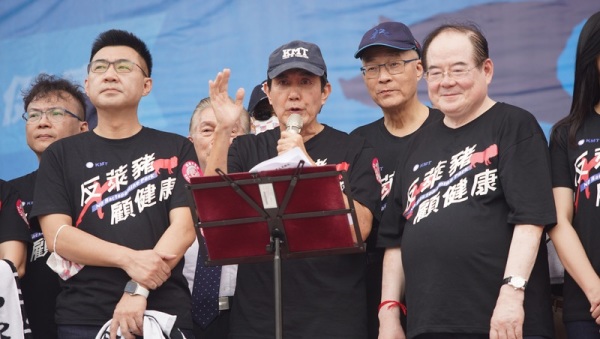 前国民党副主席关中认为前总统马英九对中华民国、国民党的热情不够；对台湾社会结构，掌握融入不够。图为国民党参与11月22日的秋斗游行。