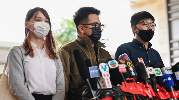 前香港众志秘书长黄之锋、前成员周庭及前主席林朗彦之前因反送中包围警总案被还柙，上庭前见记者。