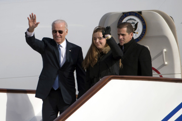 图为乔・拜登担任奥巴马的副总统期间，带着儿子亨特和孙女一起乘坐美国副总统专机“空军二号“去北京访问。