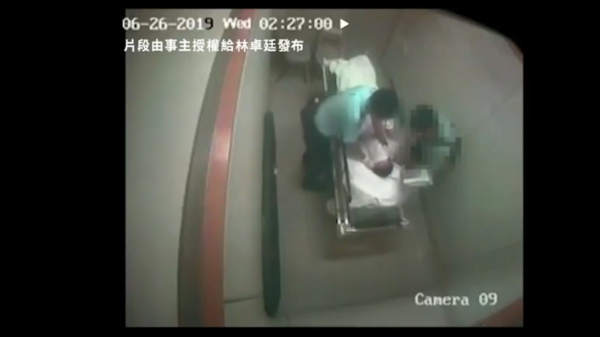 去年六月，三名香港警察在北区议员虐待六旬老翁，被闭路电视拍下。（图片来源：时任议员林卓廷公布视频截图）