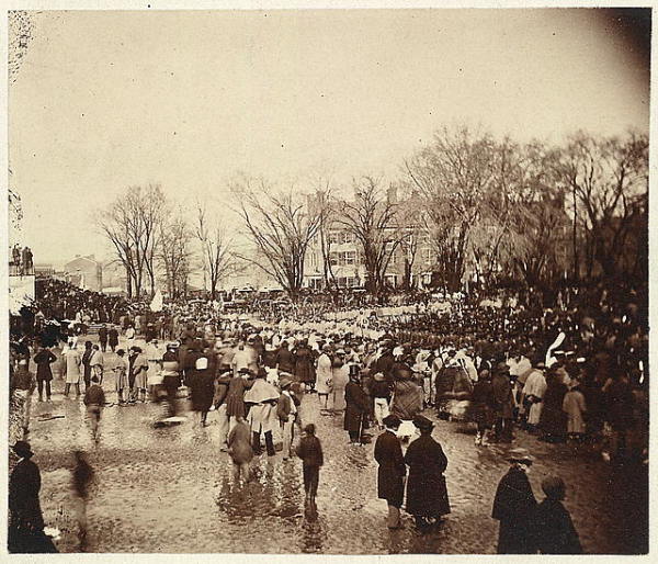 1865年3月4日，人們走過大雨後的街道參加林肯總統第二任期宣誓就職典禮。