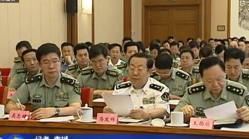 網上只能找到吳志銘的兩張不太清晰的央視視頻截圖，一張是在某次軍方會議上，吳志銘（左）坐在2014年已自殺身亡的海軍中將馬發祥身邊。