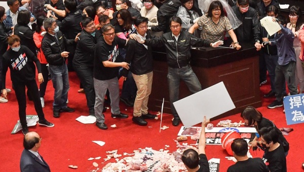 國民黨立委為杯葛蘇貞昌報告，遂丟擲豬皮與內臟，場面一片混亂。