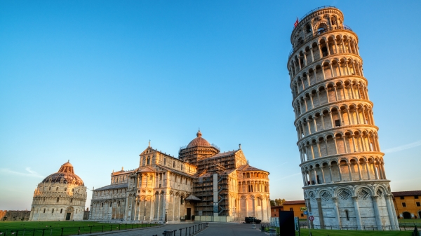 世界塔建筑中因为倾斜而出名，最有名、最具典范的就是意大利托斯卡纳省比萨城北面的比萨斜塔。
