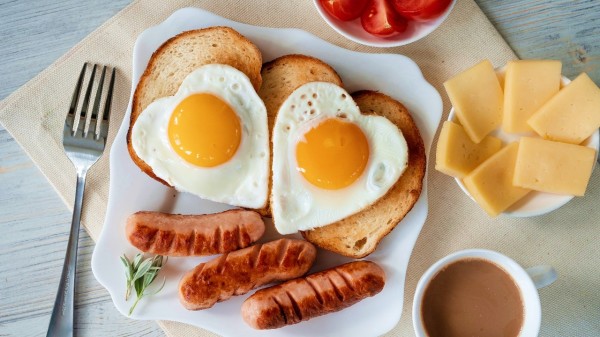 蛋黄、动物内脏等高胆固醇食物也要少吃。