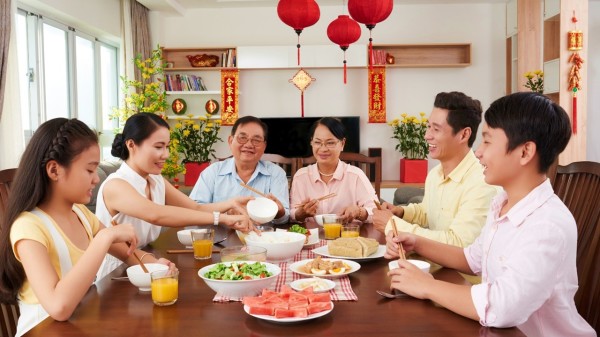 除夕夜吃的团圆菜不仅是饱食，更代表对家庭、生活以及未来的祝福。