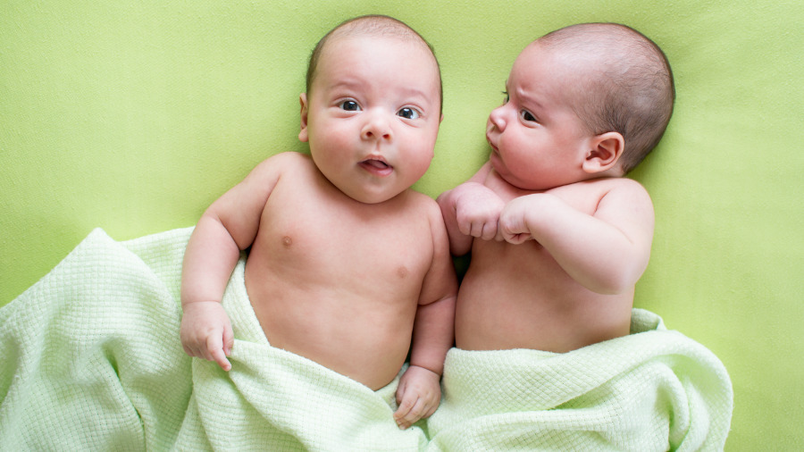 14个月大双胞胎在厨房“答答答答”超认真交谈，真是太可爱了！