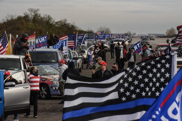 川普支持者舉行車隊巡遊