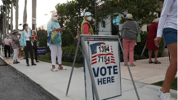 11月3日，美国佛罗里达州选民在排队等候投票。