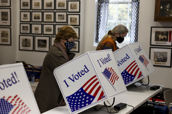11月3日美国选民在现场投票。（图片来源：Michael Ciaglo/Getty Images）