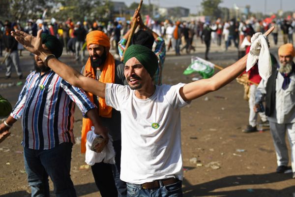 2020年11月27日，印度农民前往新德里，抗议中央政府在昆德里的德里-哈里亚纳邦边界最近进行的农业改革。