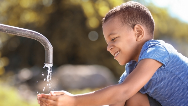 根據聯合國兒童基金會和世衛組織的統計，地球上每三人裡，就有一人無法順利取得飲用水。