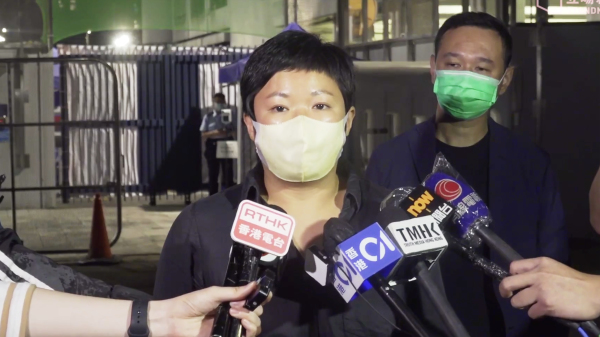 香港电台节目《铿锵集》7.21元朗事件节目编导蔡玉玲11月3日被捕，晚上获保释后见记者。（图片来源：立场新闻直播截图）