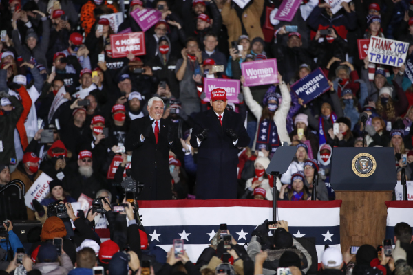 图为2020年11月2日大选日前夜，川普总统和彭斯副总统在密歇根州大急流城（Grand Rapids）举行大选前最后一次竞选集会时的热烈场面。（图片来源：Kamil Krzaczynski/Getty Images）