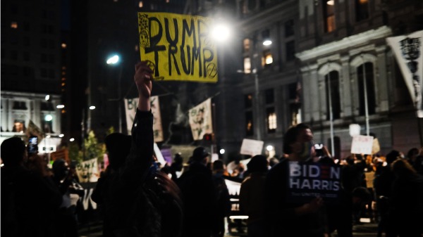 11月4日晚，美國大選日後賓州結果仍未出爐，多個左派團體組織在費城抗議。（圖片來源：Spencer Platt/Getty Images）
