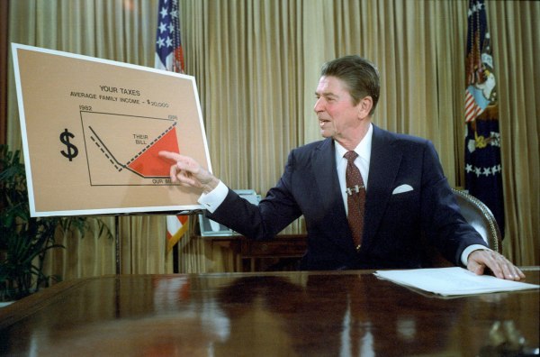 1981年7月，里根在电视上说明减税法案的计划。