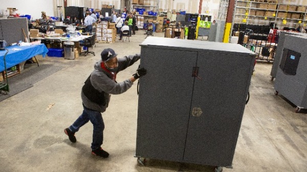 11月4日，乔治亚洲富尔顿县一名员工移动投票机运输机，将其存放在富尔顿县选举准备中心