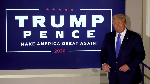 美國總統川普（Donald Trump）2020年11月4日凌晨在選舉之夜登上白宮東室的舞臺。