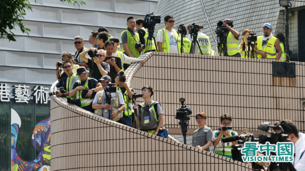 香港传媒记者在采访（图片来源：庞大卫/看中国）