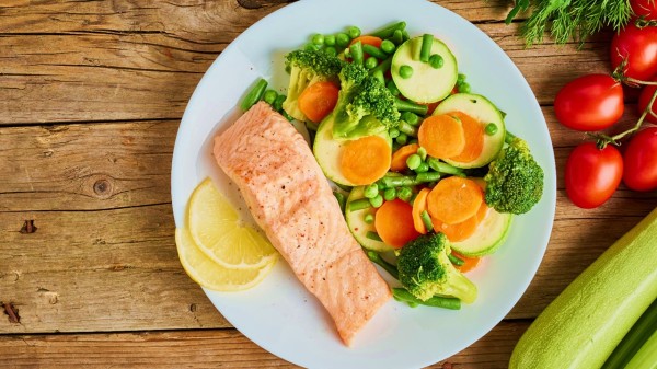中年人每天至少吃500克蔬菜、200克水果，每周吃2～3次深海鱼。