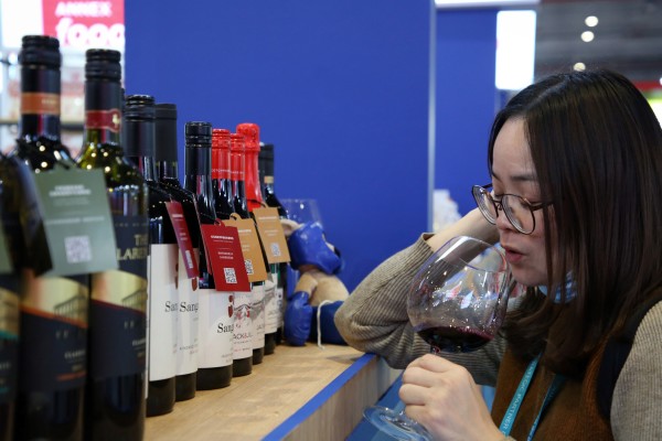 2020年11月5日，上海舉行的第三屆中國國際進口博覽會上，一位女士在品嚐澳大利亞紅酒。