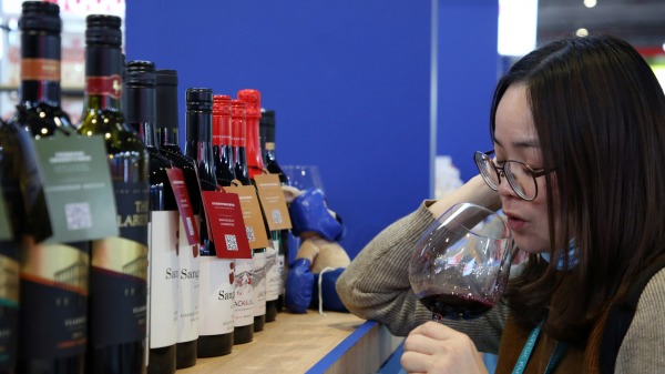 2020年11月5日，上海舉行的第三屆中國國際進口博覽會上，一位女士在品嚐澳大利亞紅酒。