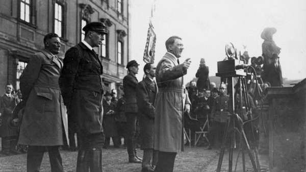 希特勒于竞选期间发表演说。