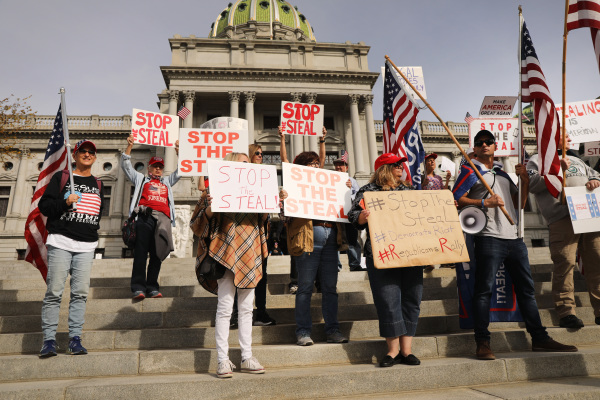 圖為2020年11月5日，賓夕法尼亞州選民舉牌抗議民主黨選舉舞弊。（圖片來源： Spencer Platt/Getty Images）