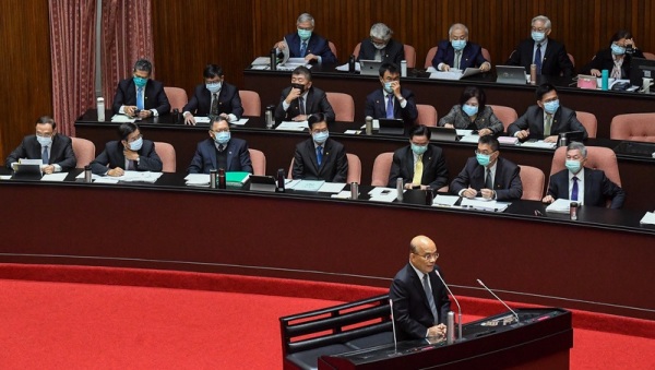 台湾防疫做得好，获得国际称赞。图为立法院长苏贞昌上午列席立法院会与备询官员等，均戴上口罩。