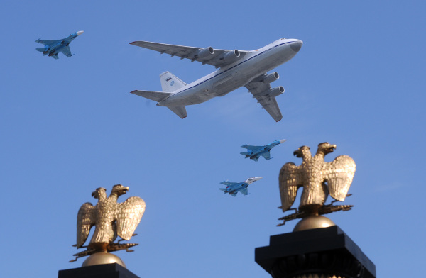 2010年5月9日，莫斯科举行胜利日游行期间，一架俄罗斯Il-80末日飞机和MiG-29战斗机在红场上空飞过。