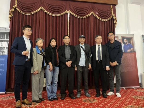 台湾基进党昨天邀请铜锣湾店主林荣基（右3 ）、香港律师桑普（右2）在台港人出席台独联盟50周年展览导览活动。