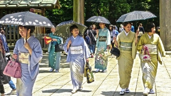 女子身穿日本和服示意圖