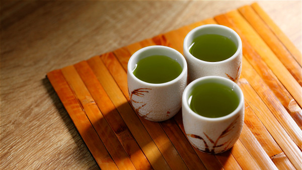 日本老人熱衷於在飯後喝一杯綠茶，不但可以幫助消化，還能提高身體抗病的能力