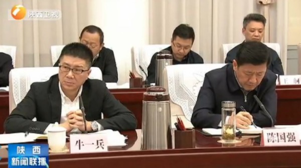 图左为牛一兵，坐在旁边的原陕西副省长陈国强已落马。