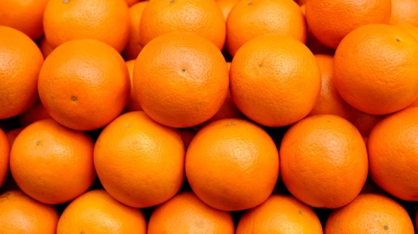 橙子的橙諧音又叫「成」，寓意新的一年裡能心想事成。