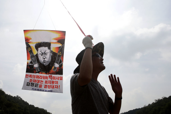 2016年9月15日，一名脫北者在韓朝邊境非軍事區附近釋放挂有傳單的氣球，譴責朝鮮核試驗。