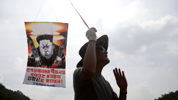 2016年9月15日，一名脱北者在韩朝边境非军事区附近释放挂有传单的气球，谴责朝鲜核子试验