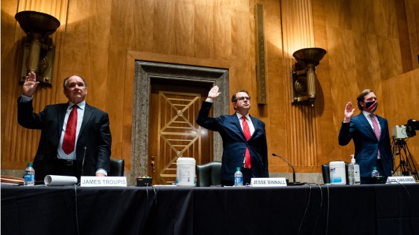 2020年12月16日，美國參議院國土安全委員會召開國會首場選舉違規聽證會，圖為證人發誓。（圖片來源：Jim Lo Scalzo-Pool/Getty Images）(